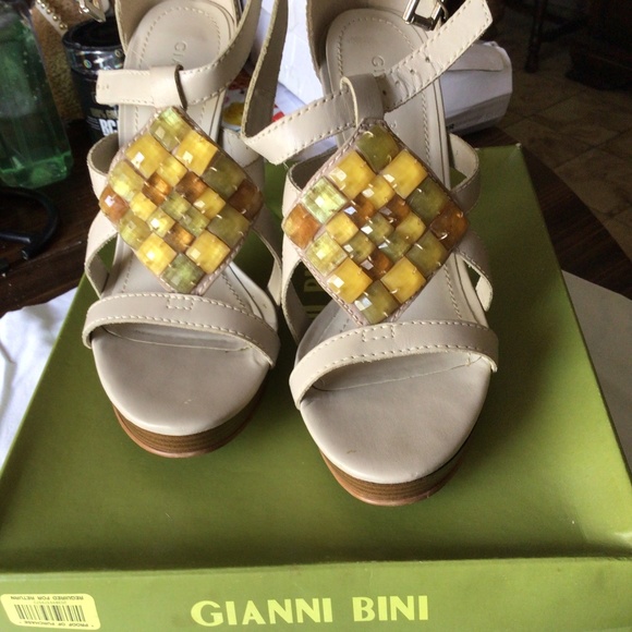 Beige Gianni Bini with box 7.5M heels - Picture 1 of 7